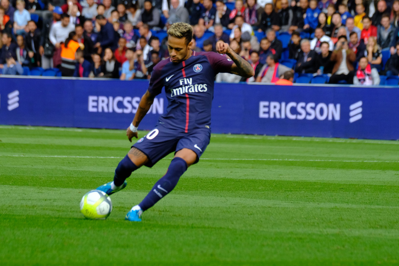 德转列21世纪参与进球榜：梅西1339球居首，C罗1253球第二（德转发布21世纪参与进球榜：梅西参与1339球居首，C罗以1253球紧随其后）