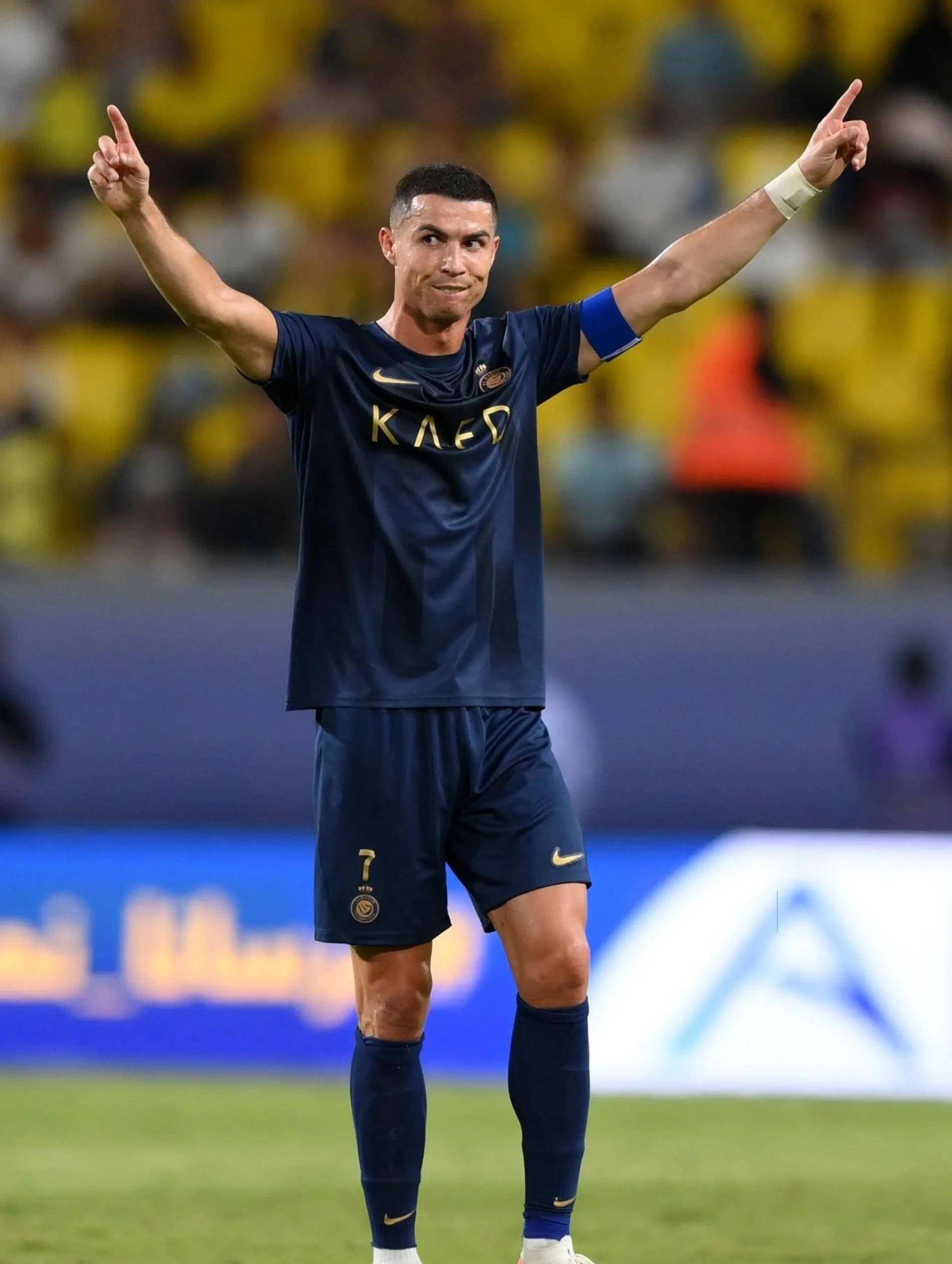 图雷怒喷瓜帅：他不是男人是毒蛇，把我当垃圾还不想我离队（图雷怒斥瓜帅：称其为毒蛇非男人，把我当垃圾却不让我走）