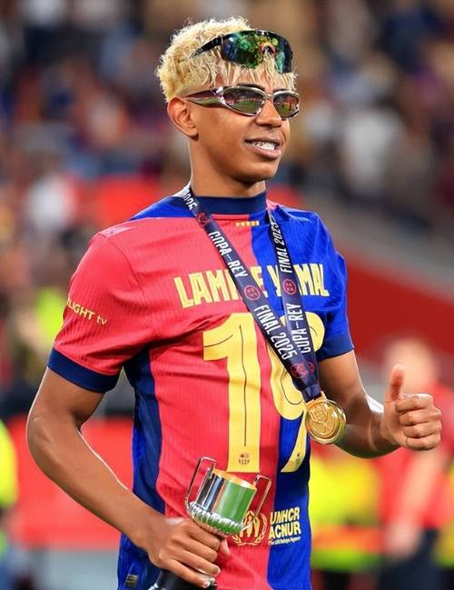 跟队记者：内马尔将与桑托斯续约至2026世界杯前（队记称：内马尔将把与桑托斯的合同延长至2026年世界杯前）