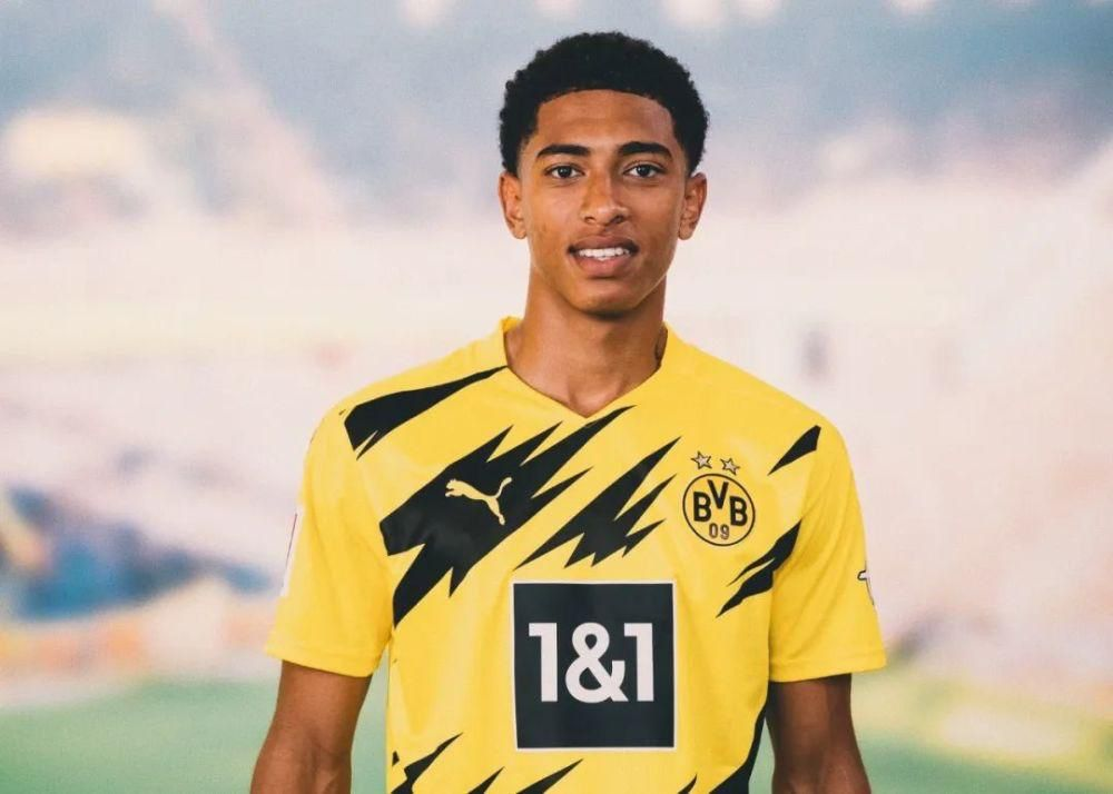 扎戈：托蒂睡觉打呼噜还说梦话；吐西蒙尼口水是因他故意挑衅（扎戈：托蒂睡觉会打鼾也会说梦话；向西蒙尼吐口水因其刻意挑衅）