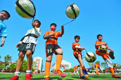 小麦惊天倒钩 苏格兰4-2丹麦晋级世界杯（小麦惊艳倒钩，苏格兰4-2击败丹麦晋级世界杯）