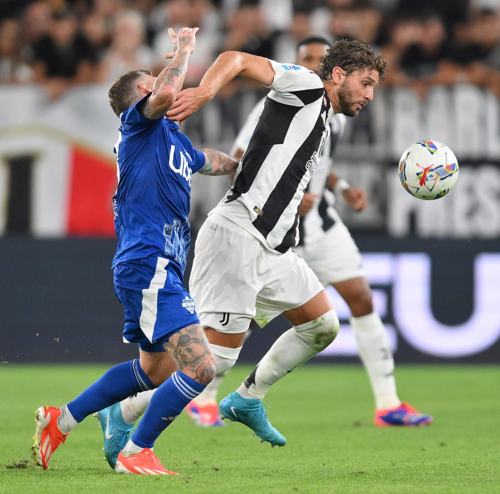 记者：邵佳一探班U22国足训练，与主帅安东尼奥相谈甚欢（记者：邵佳一探访U22国足训练营，与主帅安东尼奥畅聊甚欢）