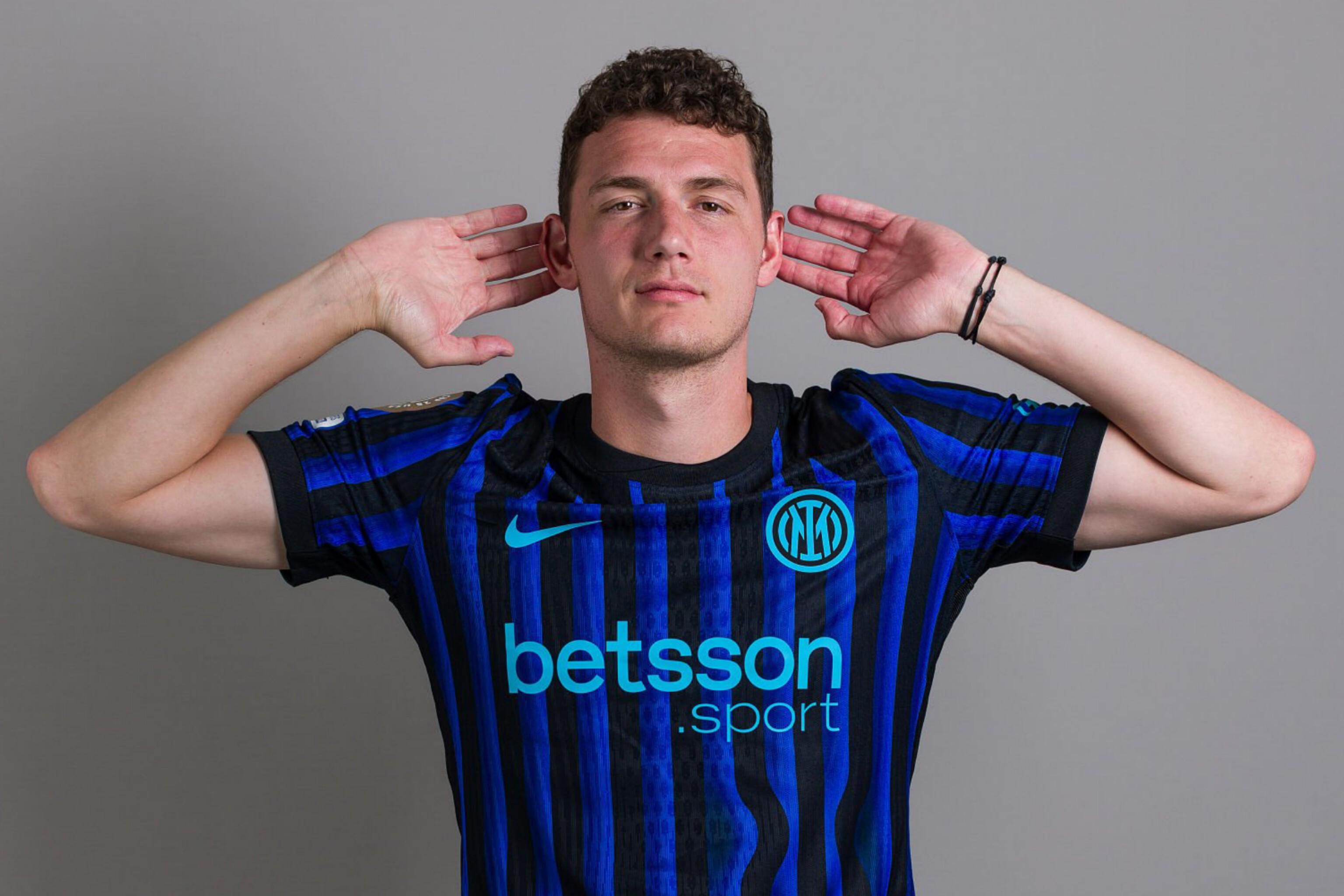 第四次，曼联错失进入欧冠区的机会。（曼联第四次与欧冠区擦肩而过）