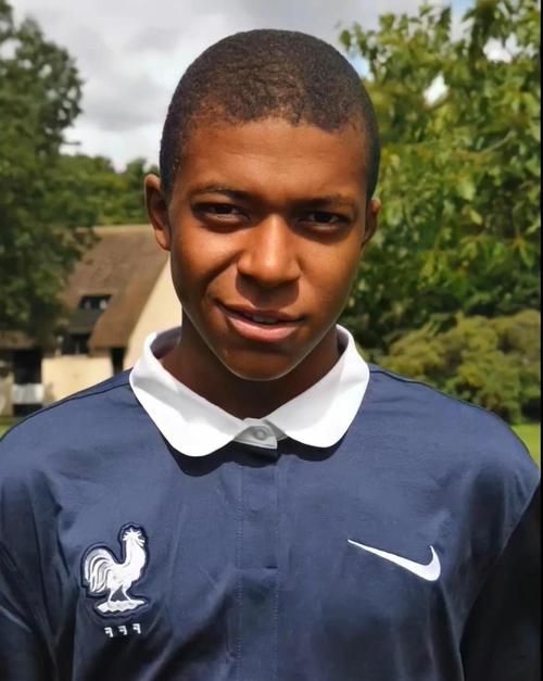 泪目！足协杯冠军奖杯被带回工体，放在已故球迷杨雪的座位旁（致敬已故球迷杨雪：足协杯冠军奖杯回到工体，放在她的座位旁）